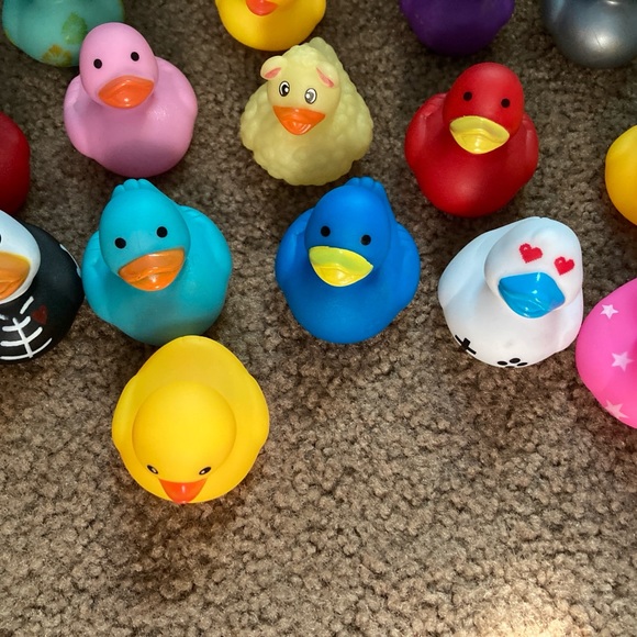 21 Colorful Rubber Ducks - Picture 4 of 4